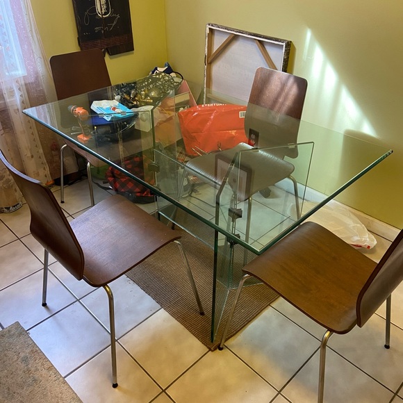 Perfect condition glass kitchen table - Picture 2 of 5